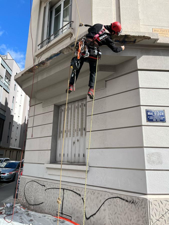 Façade dégradée : purge, fissures et passivation des aciers