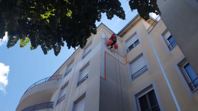Traitement étanche d'une fissure de façade par un cordiste SOMAI