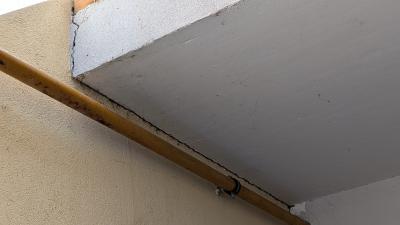 Joint de dilatation dégradé à reprendre sur une façade à Grézieu-la-Varenne