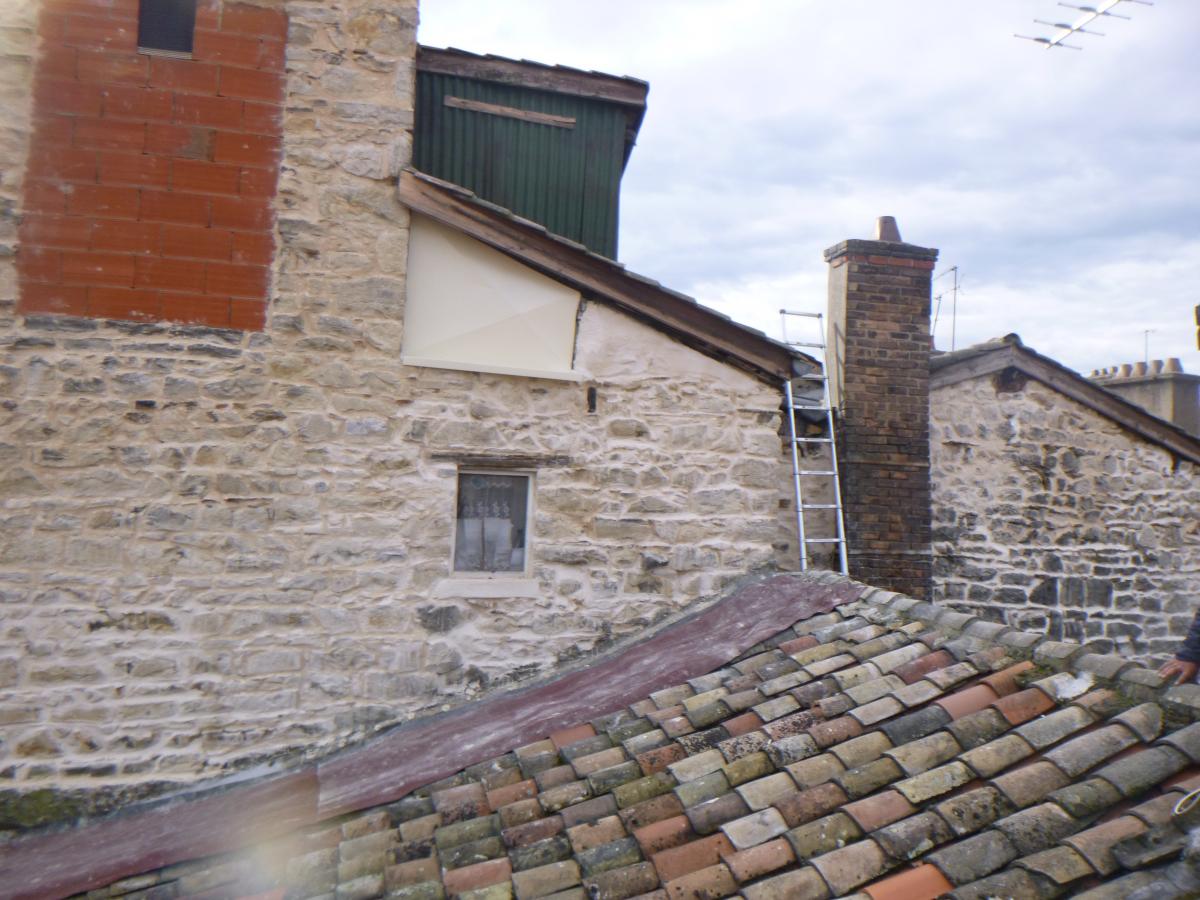 Reprises sur facade pierre