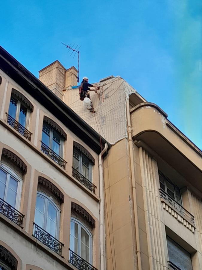 Filets de sécurité en urgence sur façade dégradée Lyon 2ème