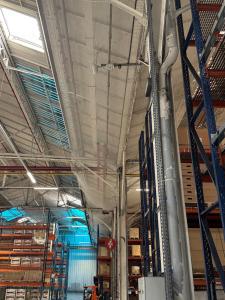 Filet de sécurité au-dessus de racks de stockage en site industriel